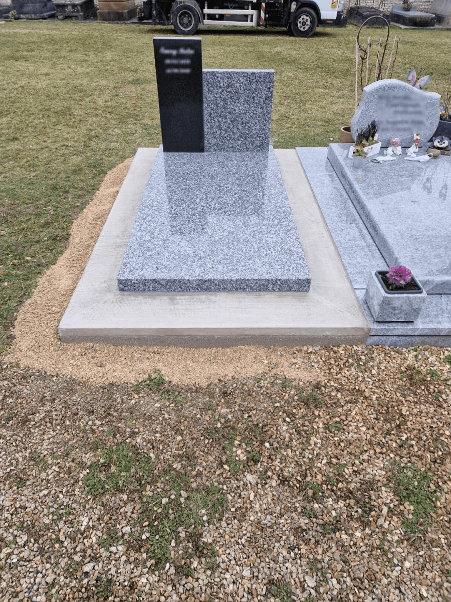 Monument Rodesi avec stèle en gris du Tarn et Noir Fin, cimetière dans la Seine et Marne (77)